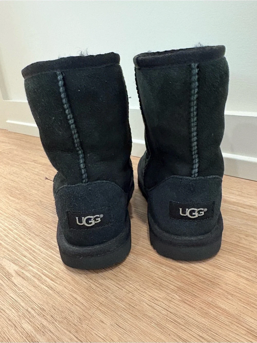 UGG Kids Black Short Suede Boots Cozy Warm Fur Shearling Trendy Fall Little Girl